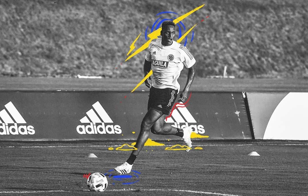 サッカー コロンビア代表チームのインスタグラム：「📸 ¡Con todos los poderes! 💥🧤⚡🎩⚽🥅🛡  ¡Estamos listos! 🔝💪  @yerrymina   #VamosColombia 🇨🇴」