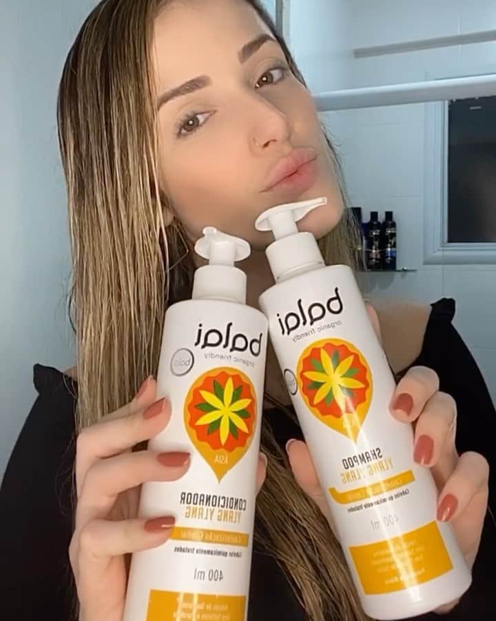 ナターリア・ガウジオのインスタグラム：「Fiz esse vídeozinho pra mostrar pra vocês que incrível o resultado depois de lavar meus cabelos com os produtos da @mundobalai!! To completamente apaixonada pela linha Ásia, que cuida dos cabelos tratados quimicamente!! O cheiro é maravilhosooo e reparem no brilho e na maciez que meu cabelo ficou... Já virou meu queridinho!! Sem contar que a marca é orgânica, vegana e os produtos não são testados em animais!! Muito amor, aquela marca que dá gosto de indicar!! 🥰🙏🏻💆🏼‍♀️💁🏼‍♀️🐰✨🕌❤️ #mundobalai #balai #vegan #crueltyfree #inlove #hair #glow #treatment #healthyhair #blondehair」