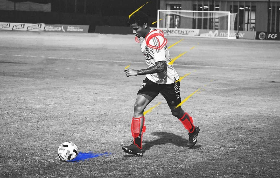 サッカー コロンビア代表チームのインスタグラム：「📸 ¡Con todos los poderes! 💥🧤⚡🎩⚽🥅🛡  ¡Estamos listos! 🔝💪  @wilkpo   #VamosColombia 🇨🇴」
