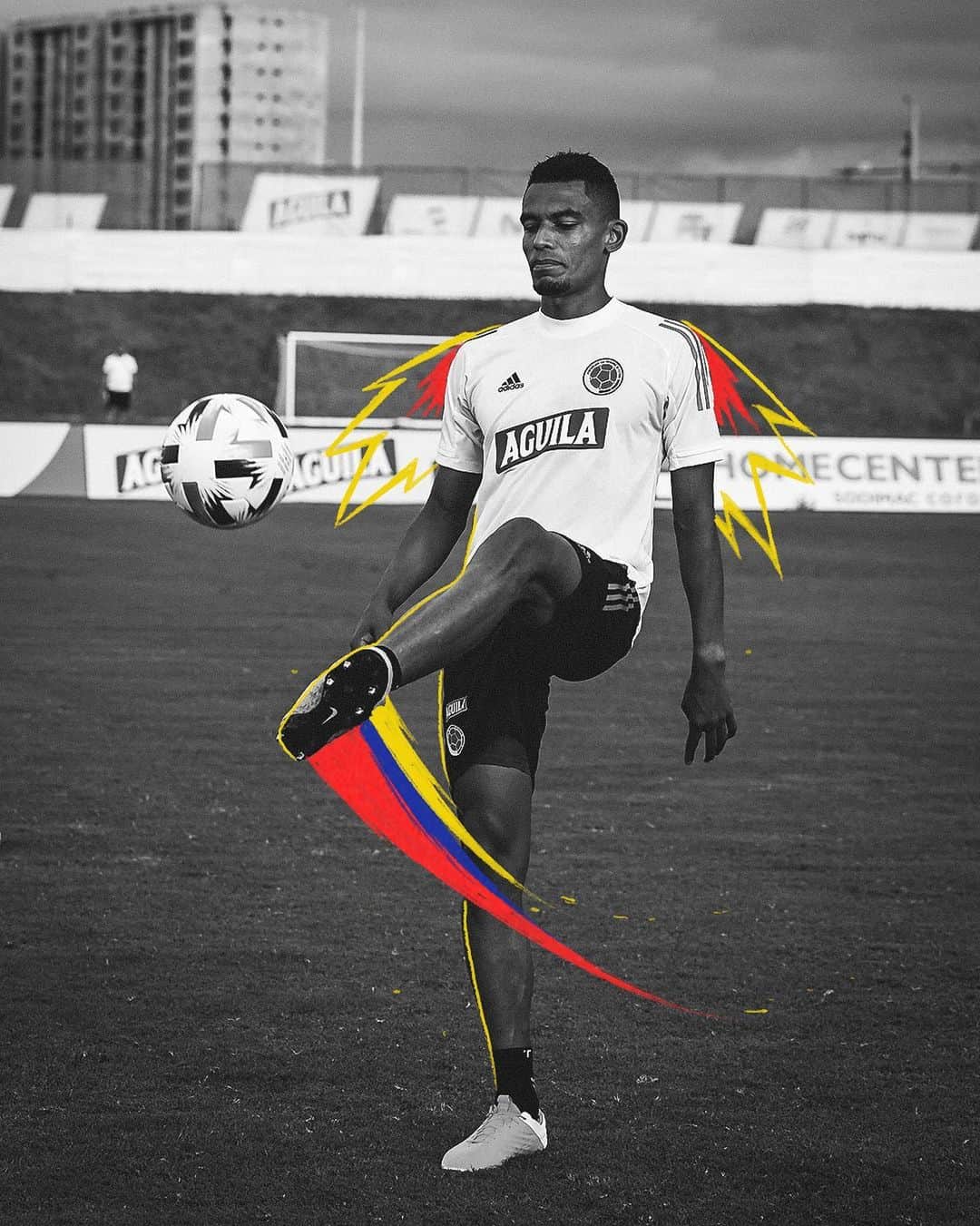 サッカー コロンビア代表チームのインスタグラム：「📸 ¡Con todos los poderes! 💥🧤⚡🎩⚽🥅🛡  ¡Estamos listos! 🔝💪  @tesillowilliam   #VamosColombia 🇨🇴」