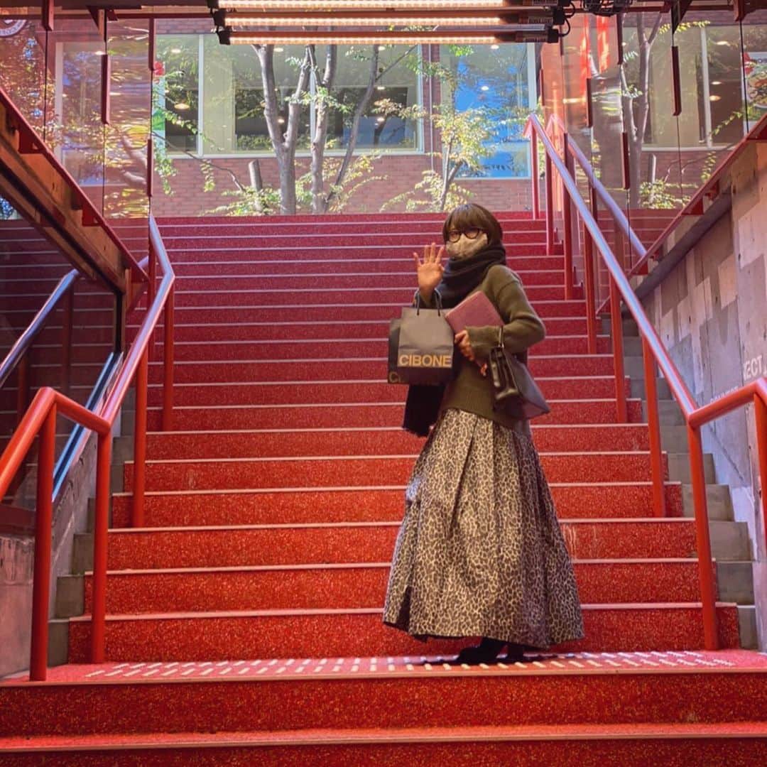 風間ゆみえさんのインスタグラム写真 - (風間ゆみえInstagram)「マキシスカートは両手があいていないと階段がのぼれない。笑  久しぶりのスカート  #yumie_k_style」11月13日 9時27分 - yumie_kazama