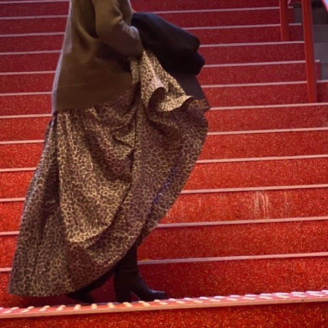 風間ゆみえさんのインスタグラム写真 - (風間ゆみえInstagram)「マキシスカートは両手があいていないと階段がのぼれない。笑  久しぶりのスカート  #yumie_k_style」11月13日 9時27分 - yumie_kazama