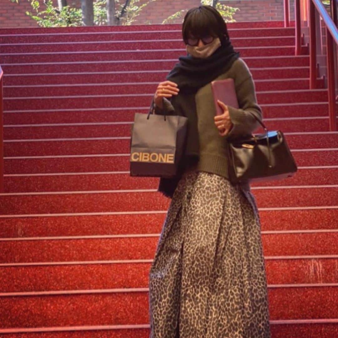 風間ゆみえのインスタグラム：「マキシスカートは両手があいていないと階段がのぼれない。笑  久しぶりのスカート  #yumie_k_style」