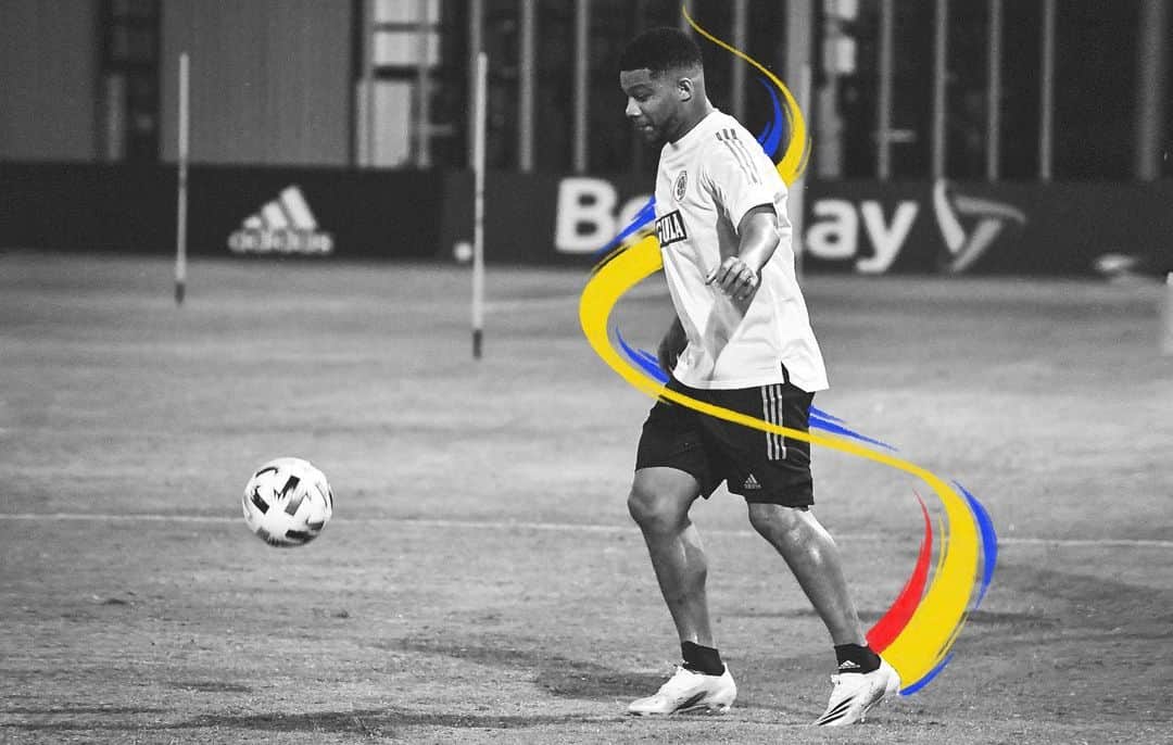 サッカー コロンビア代表チームのインスタグラム：「📸 ¡Con todos los poderes! 💥🧤⚡🎩⚽🥅🛡  ¡Estamos listos! 🔝💪  @fabra18   #VamosColombia 🇨🇴」