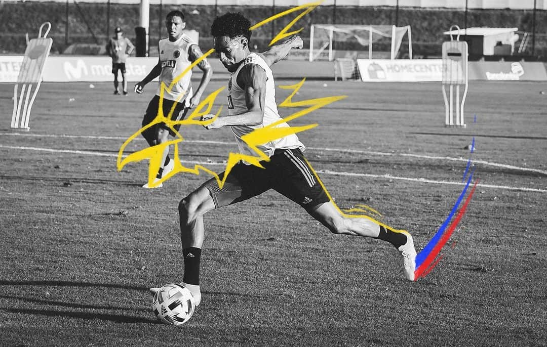 サッカー コロンビア代表チームのインスタグラム：「📸 ¡Con todos los poderes! 💥🧤⚡🎩⚽🥅🛡  ¡Estamos listos! 🔝💪  @johanmojica   #VamosColombia 🇨🇴」