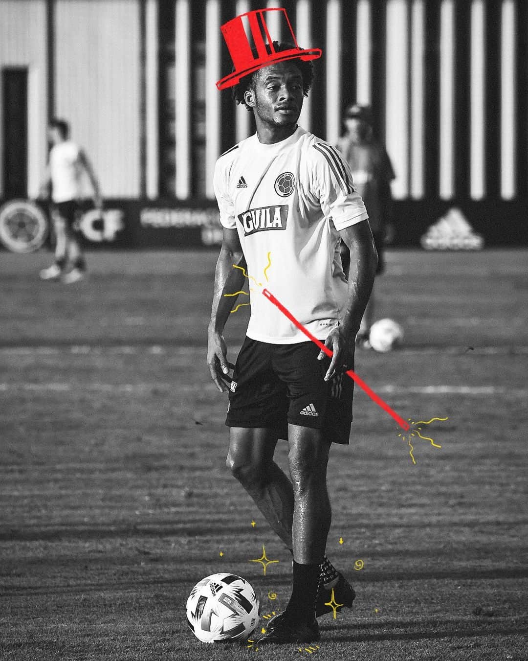 サッカー コロンビア代表チームのインスタグラム：「📸 ¡Con todos los poderes! 💥🧤⚡🎩⚽🥅🛡  ¡Estamos listos! 🔝💪  @cuadrado   #VamosColombia 🇨🇴」