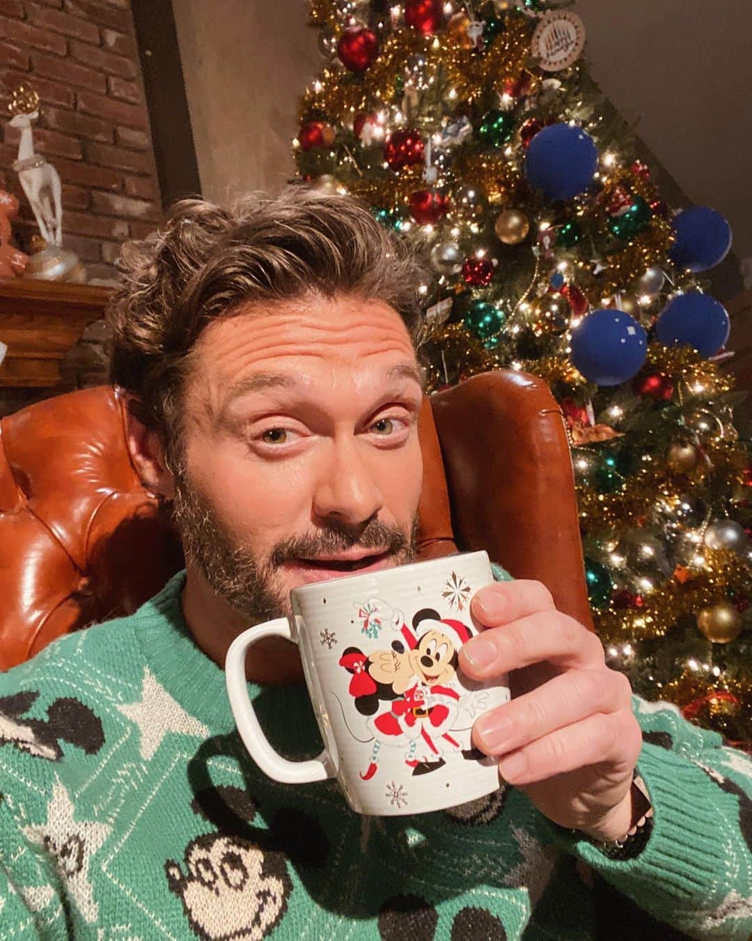 ライアン・シークレストのインスタグラム：「Feeling festive already! I have big news tomorrow to get you into the holiday spirit, too. Stay tuned 🎄」