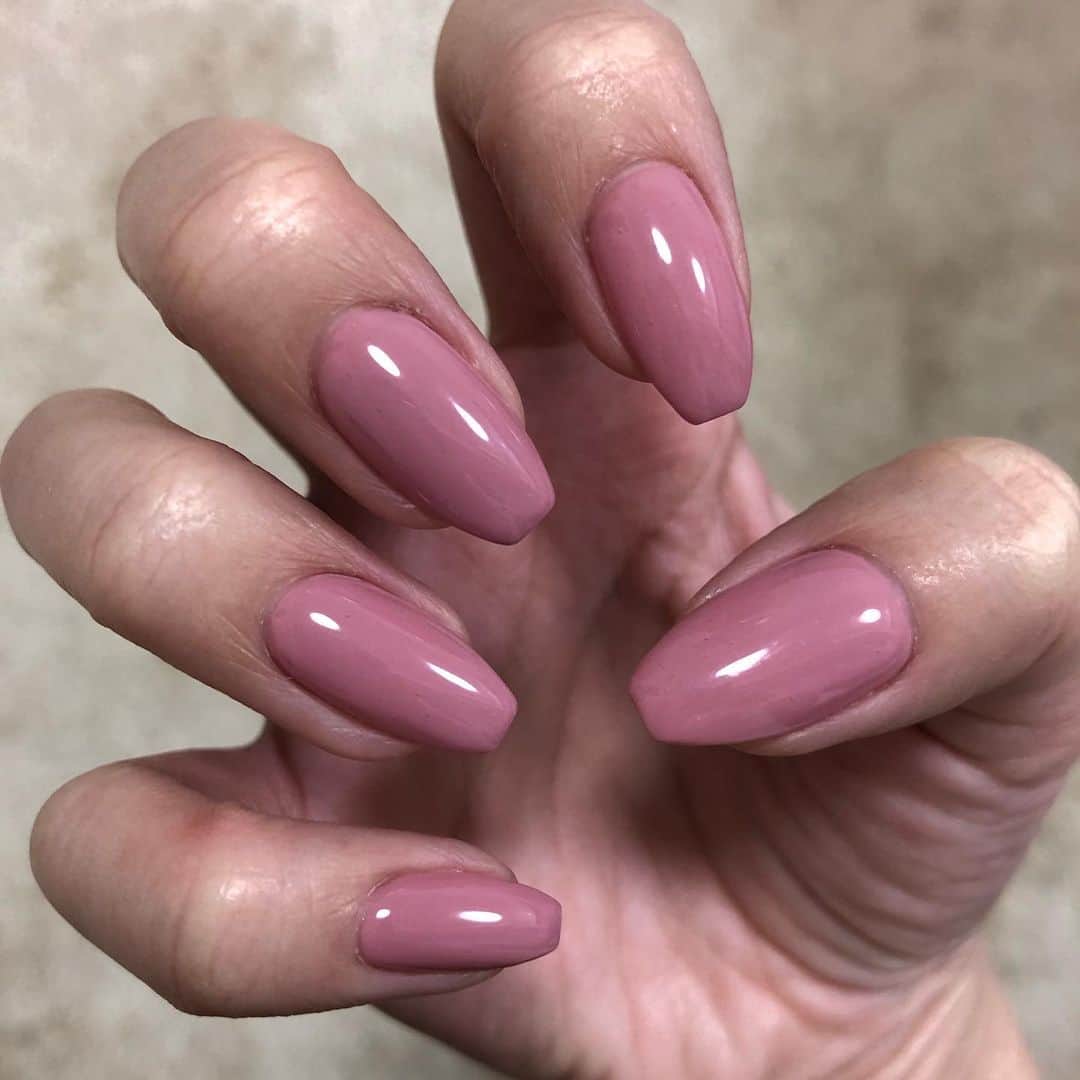 西宮由華のインスタグラム：「ꫛꫀꪝ✧‧˚nail💅💓 ドストライクのローズピンクに、 形もお任せにしたら完璧✨ 好みわかってる〜🥰❤️ . いつもありがとう💓💓💓 .  #キャバ嬢 #キャバクラ #ネイル #ワンカラー　#ワンカラーネイル #ピンクネイル #pink #形がツボ💕 #ローズピンク #過去最高に短いかも #winternails」