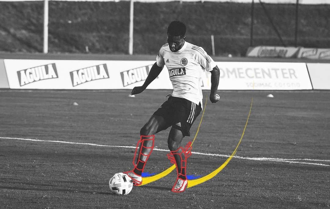 サッカー コロンビア代表チームのインスタグラム：「📸 ¡Con todos los poderes! 💥🧤⚡🎩⚽🥅🛡  ¡Estamos listos! 🔝💪  @jeffersonlerma   #VamosColombia 🇨🇴」