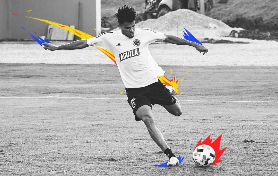 サッカー コロンビア代表チームのインスタグラム：「📸 ¡Con todos los poderes! 💥🧤⚡🎩⚽🥅🛡  ¡Estamos listos! 🔝💪  @luisdiaz19_   #VamosColombia 🇨🇴」