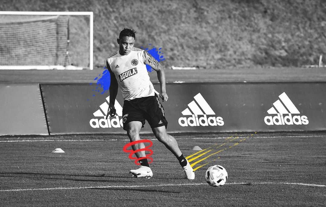 サッカー コロンビア代表チームのインスタグラム：「📸 ¡Con todos los poderes! 💥🧤⚡🎩⚽🥅🛡  ¡Estamos listos! 🔝💪  @luisfmuriel9   #VamosColombia 🇨🇴」