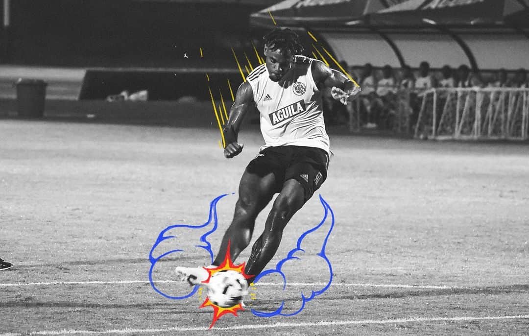サッカー コロンビア代表チームのインスタグラム：「📸 ¡Con todos los poderes! 💥🧤⚡🎩⚽🥅🛡  ¡Estamos listos! 🔝💪  @duvanzapata91   #VamosColombia 🇨🇴」