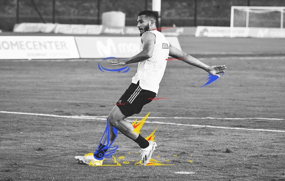 サッカー コロンビア代表チームのインスタグラム：「📸 ¡Con todos los poderes! 💥🧤⚡🎩⚽🥅🛡  ¡Estamos listos! 🔝💪  @luissuarez.26   #VamosColombia 🇨🇴」