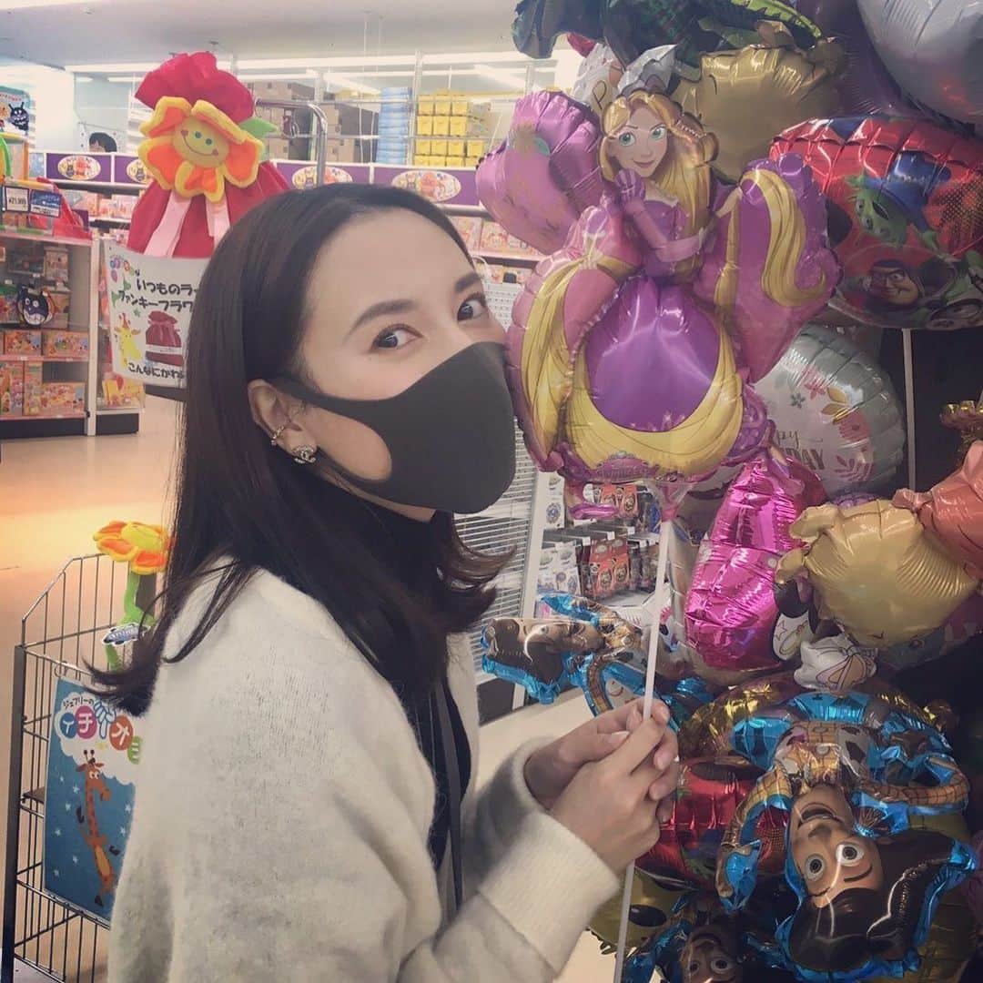 松本リコのインスタグラム：「・ ・ ・ ・ 子供でいたいずっとトイザらスキッズ〜♪ 大好きなおもちゃに囲まれて〜♪笑 ・ ・ ・ #japanesegirl #japangirl  #japanesemodel #japanmodel #yahoo #お洒落 #インスタグラマー  #インフルエンサー #撮影 #ハーフ顔 #ハーフモデル #fashion #通販モデル #ファッション #楽天 #通販 #トイザらス #バルーン」