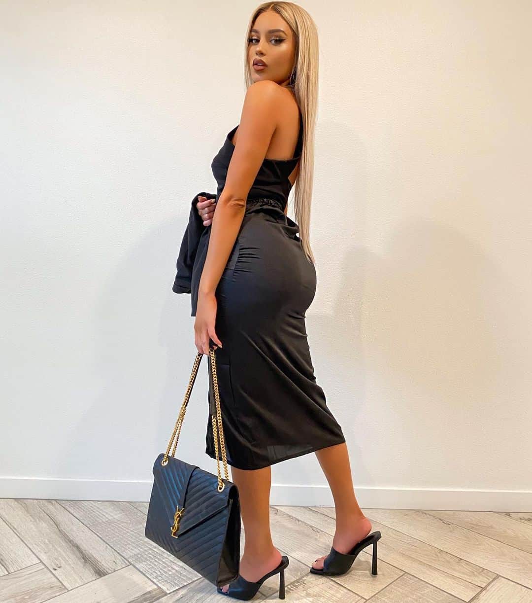 Val Mercadoのインスタグラム：「Everything I want, I attract. The universe is always on my side. 🖤@boohoo」