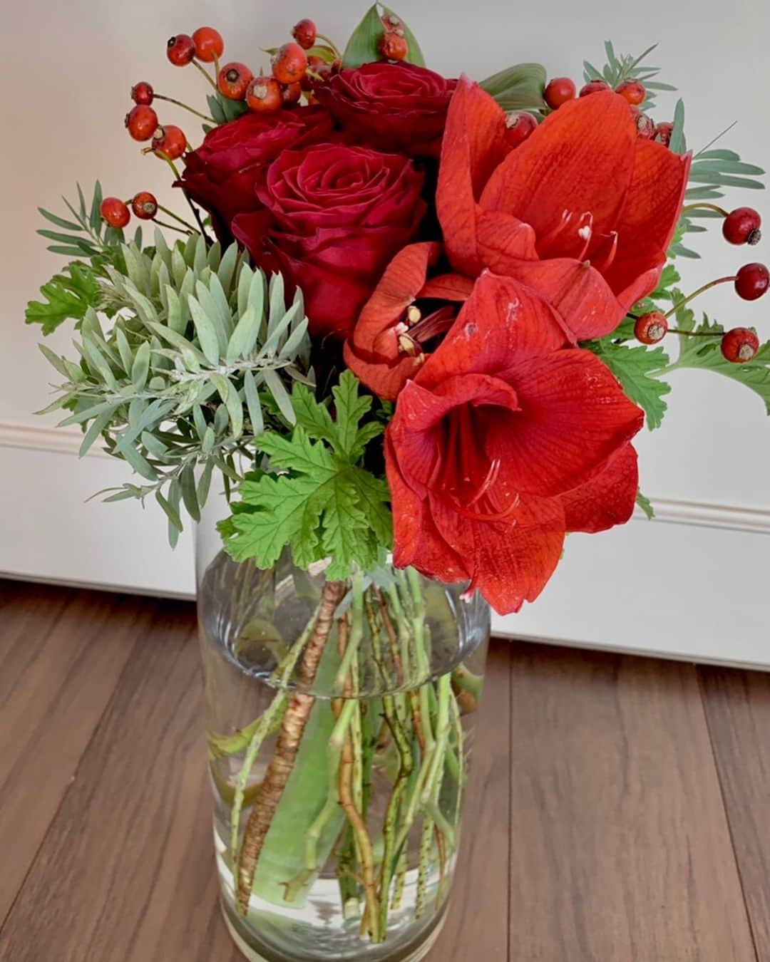 夏木マリさんのインスタグラム写真 - (夏木マリInstagram)「おはよう.......  ひとつの仕事が終わると、 現場でお花を頂きます。  このお花も、おちかれさんのお花🥀  もう少しでお知らせでーす！  今日もよい日に。  #おはようシリーズ　 　 @giftid729 #マリより証拠  　@2020 deux_zéro_deux_zéro #natsukirock」11月13日 9時51分 - mari_natsuki