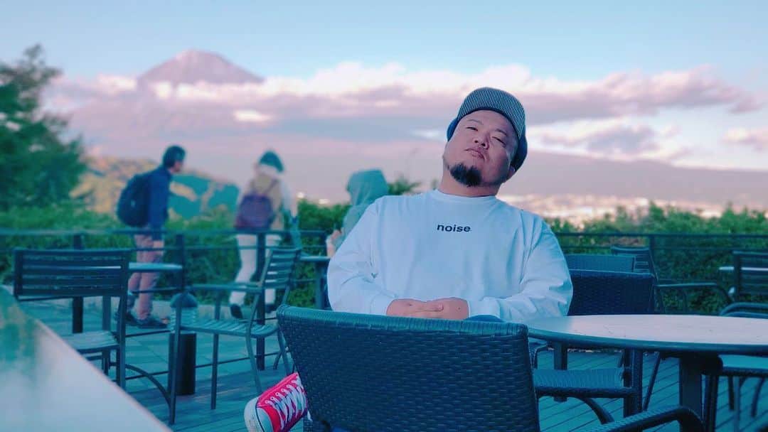 HIPPYのインスタグラム：「富士山をバックに ビジネス系YouTuber気取りイェイw  最近は［個の力］が重要だなんて よく聴いたり見たりします 積み重なった［個の力］と［個の力］が手を繋ぎ 協力し合い持ち上がっていけたらって思います♪  誰かのためは、自分のため  全ては命があってこそ！が大前提 自分を仲間を家族を大切に  ［HIPPY スケジュール］ 11/13（金）17:24～広島テレビ［テレビ派］生出演 11/14（土）16:00～広島テレビ［広テレ歌唱王］審査員出演 11/16（月）15:48～広島テレビ［テレビ派］ 11/18（水）21:00～YouTubeプレミア配信  11/20（金）21:00～YouTubeプレミア配信  11/22（日）「福山城幸盛ナイト　オンラインde乾杯」 11/25（水）17:05～NHKラジオ［コイらじ］ 生放送 11/29（日）「第２回はつかいち音楽フェス」 12/2（水）17:05～NHKラジオ［コイらじ］ 生放送 12/5（土) 21:54～広島テレビ［Campus Scope］ 12/6（日）原爆の語り部～被爆体験証言者の証言～  HIPPYホームページ http://hippy-web.com」