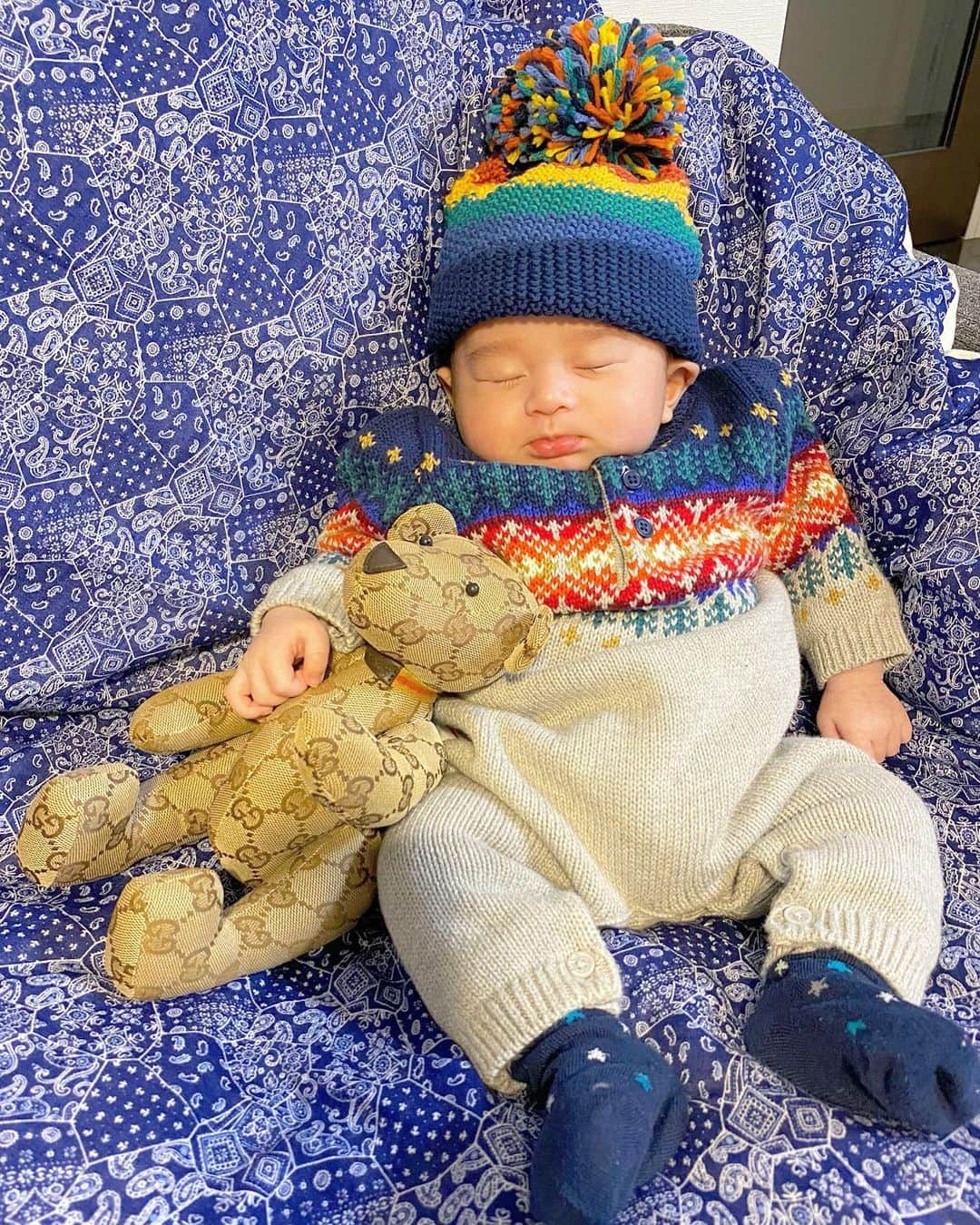 DJ JUICYのインスタグラム：「生後55日のZEN君👶💙  我が家は、床暖房をONするようになりました🏠🔥  ポカポカになってスヤスヤ😴💤  ほっぺが、お餅みたいになってきたね👶🥰  #息子 #gapbaby  #生後55日 #成長記録  #baby#fashion#gapbaby#gapkids  #Gapベビーモデルコンテスト#Gapボーイ#ブラナンクラブ」