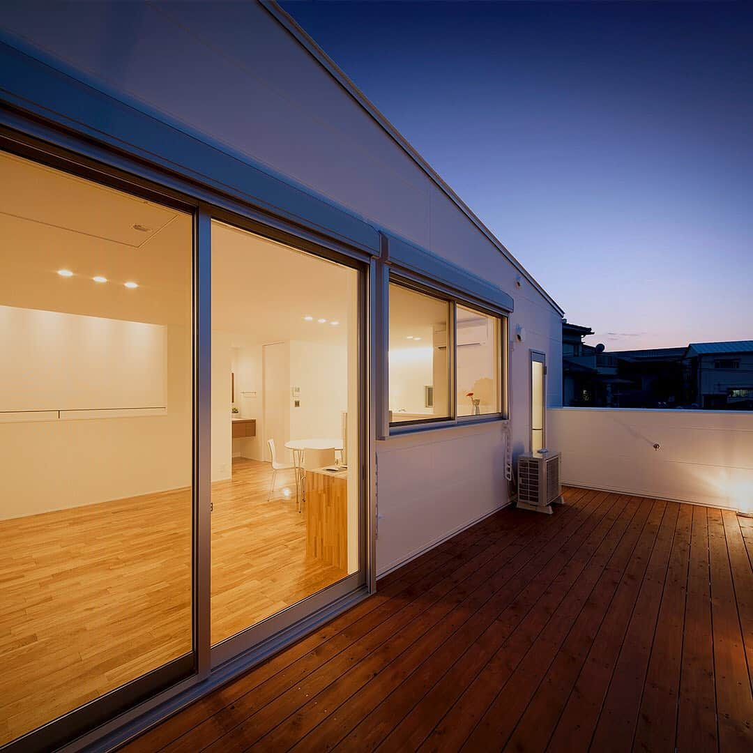 ラブデザインホームズさんのインスタグラム写真 - (ラブデザインホームズInstagram)「【スライダーハウス】 A playful house with a deck terrace with a view 眺望の良いデッキテラスと遊び心のある家 #ldhomes #ラブデザインホームズ #architecture #residence #house #facade #建築 #建築家 #設計事務所 #建築事務所 #住宅 #注文住宅 #デザイン住宅 #新築 #新築一戸建て#家 #家づくり #マイホーム #リビング #デッキテラス #ウッドデッキ #外構デザイン #外観 #住宅外観 #スライダーハウス」11月13日 9時45分 - ldhomes_official