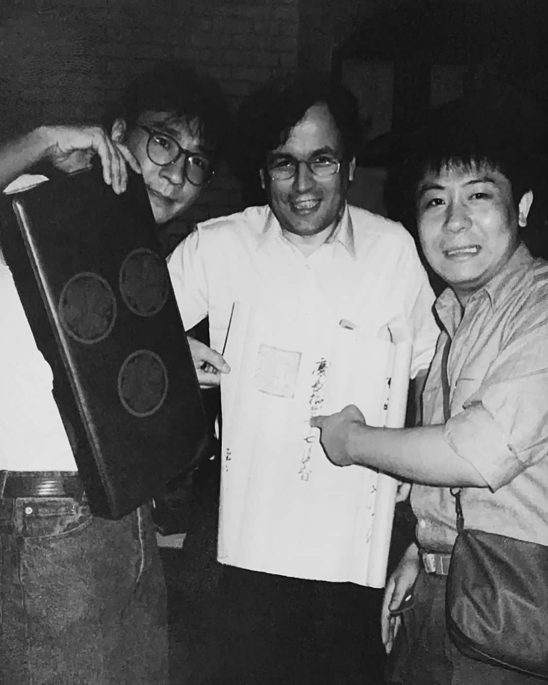 のインスタグラム：「・  テレビの取材でオランダへ行った時の 写真です  ハーグの国立公文書館で徳川家康の直筆の書状を見て喜んでいる二人の日本人  葵の御紋が入った文箱をもっているのは先代の三木助さんです  Instagram開設記念の秘蔵写真その8  #桂三木助 #オランダ  #敬称略 #秘蔵写真  #春風亭小朝」