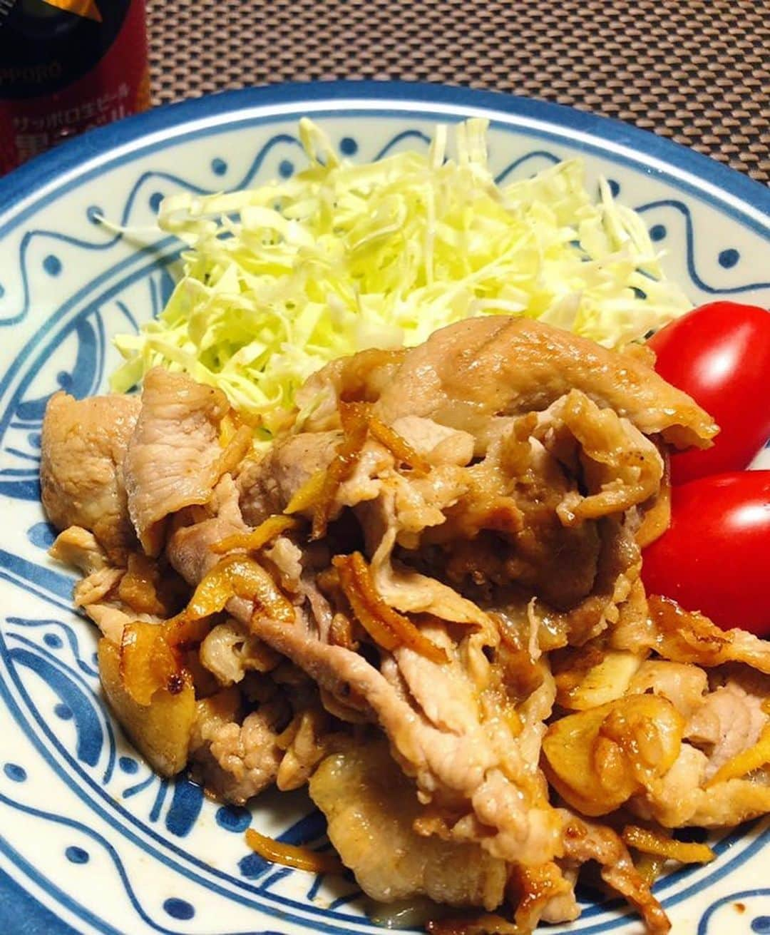 佐古真弓さんのインスタグラム写真 - (佐古真弓Instagram)「｢飲めるしアイスにかけても美味しいよ！」と薦められたカッコイイ本味醂で作った豚の生姜焼き。 いつもよりコクが出て料理上手になった気になる！調味料の力、すごい！ #おうちごはん #本味醂 #本みりん #小笠原味醂」11月13日 10時04分 - _sacomayumi_