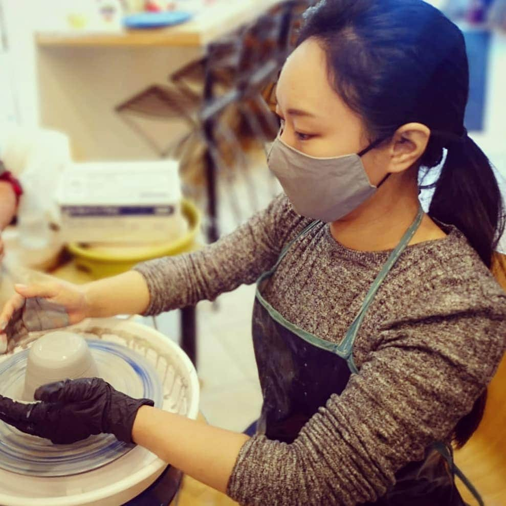 鈴木みほのインスタグラム：「I wanted my own RAMEN BOWL and here, I finally made it 😁🍜 I'm looking forward to using it😋 マイらーめんどんぶりが欲しくて、やっと手作りました！これで食べるのが楽しみ😋  .  .  .  #pottery #ramen #ramenbowl #red #handmade #陶芸 #手作り #らーめん #どんぶり #粘土 #気持ちいい」