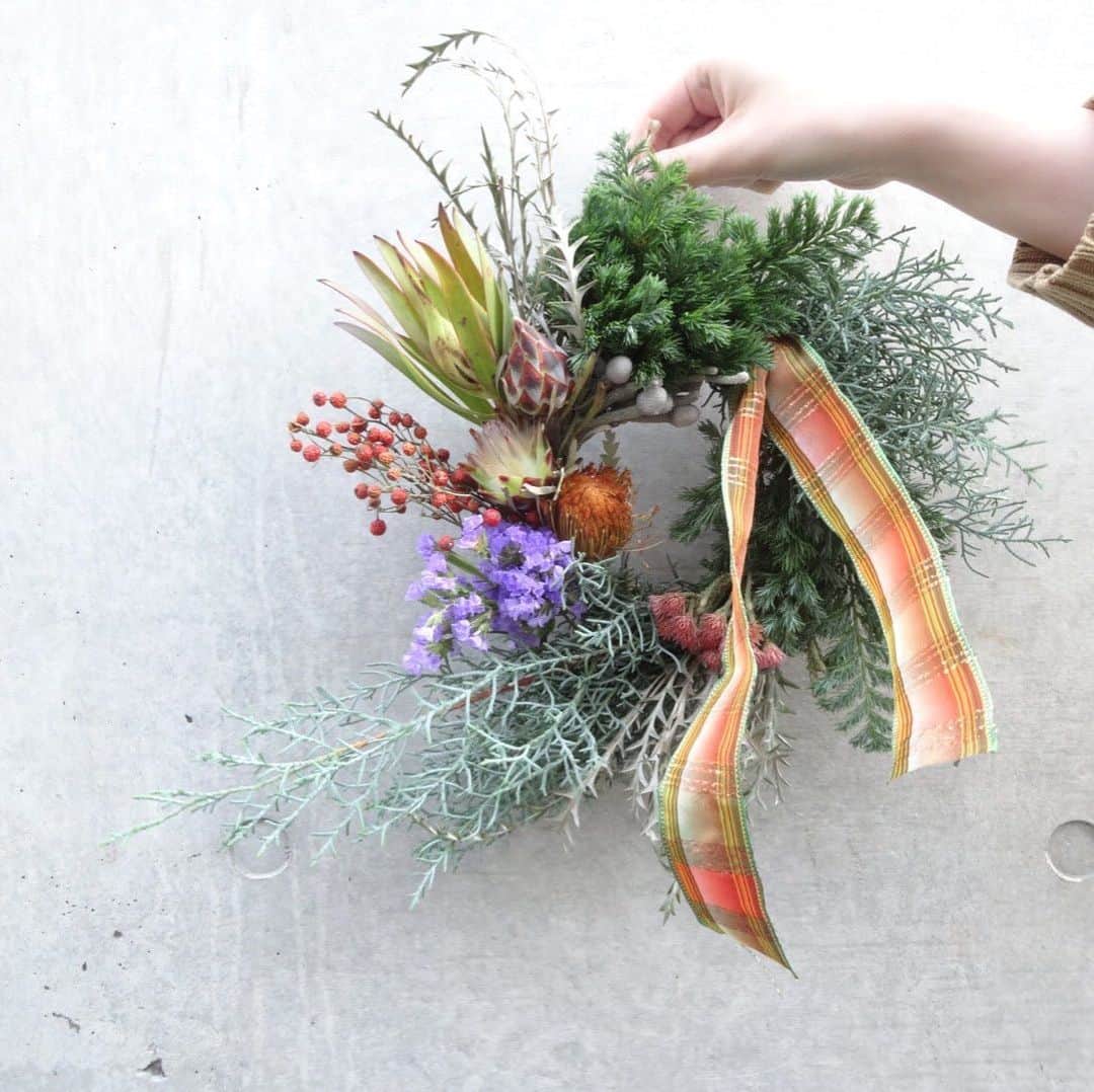 前田有紀さんのインスタグラム写真 - (前田有紀Instagram)「guiのchristmas wreath workshop。今年はオンラインで受付します。 . 過去にインスタライブをして何度かお問い合わせをもらっていましたが、一緒にチェック柄のリボンを添えたら　リースを作りましょう。Live は@gui.flower のアカウントで12月21日土曜日の21時〜です！見られなかった方も、アーカイブに保存したものをみて制作できるよう作り方のメモをご用意いたします。 . みなさんのご参加をお待ちしています！ . @gui.flower  #guiflower #クリスマスリース」11月13日 10時06分 - yukimaeda0117