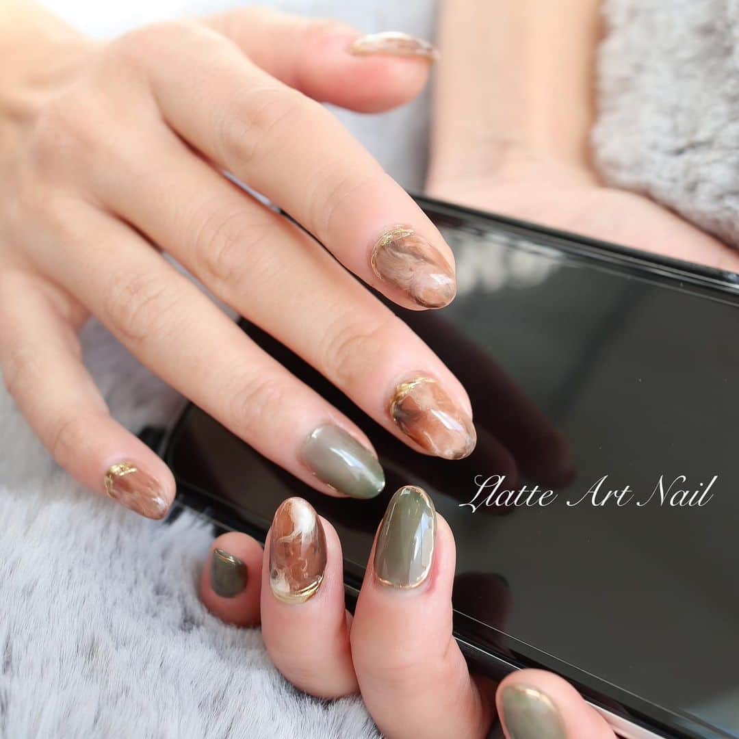 リナのインスタグラム：「New nail💅  こんな状況下だから、 ネイルサロンに行くのも我慢してたけど、 やっぱりネイルが可愛くなると 気分が上がるね♪♪  わきゃわきゃおしゃべりして、 気づいたら、こんな可愛いネイルに仕上がってた😍  ラテアート＆リングライン☕️  @nail_sugar_yuka  @cielnailsalon  @nanamilk.nail  ありがとうございます❤︎ ...................................................... #newnail #newnails #nail #nails #nailart #nailstagram #ネイル #ネイルデザイン #ネイルアート #ラテアート #リングラインネイル #秋ネイル #秋ネイルデザイン」