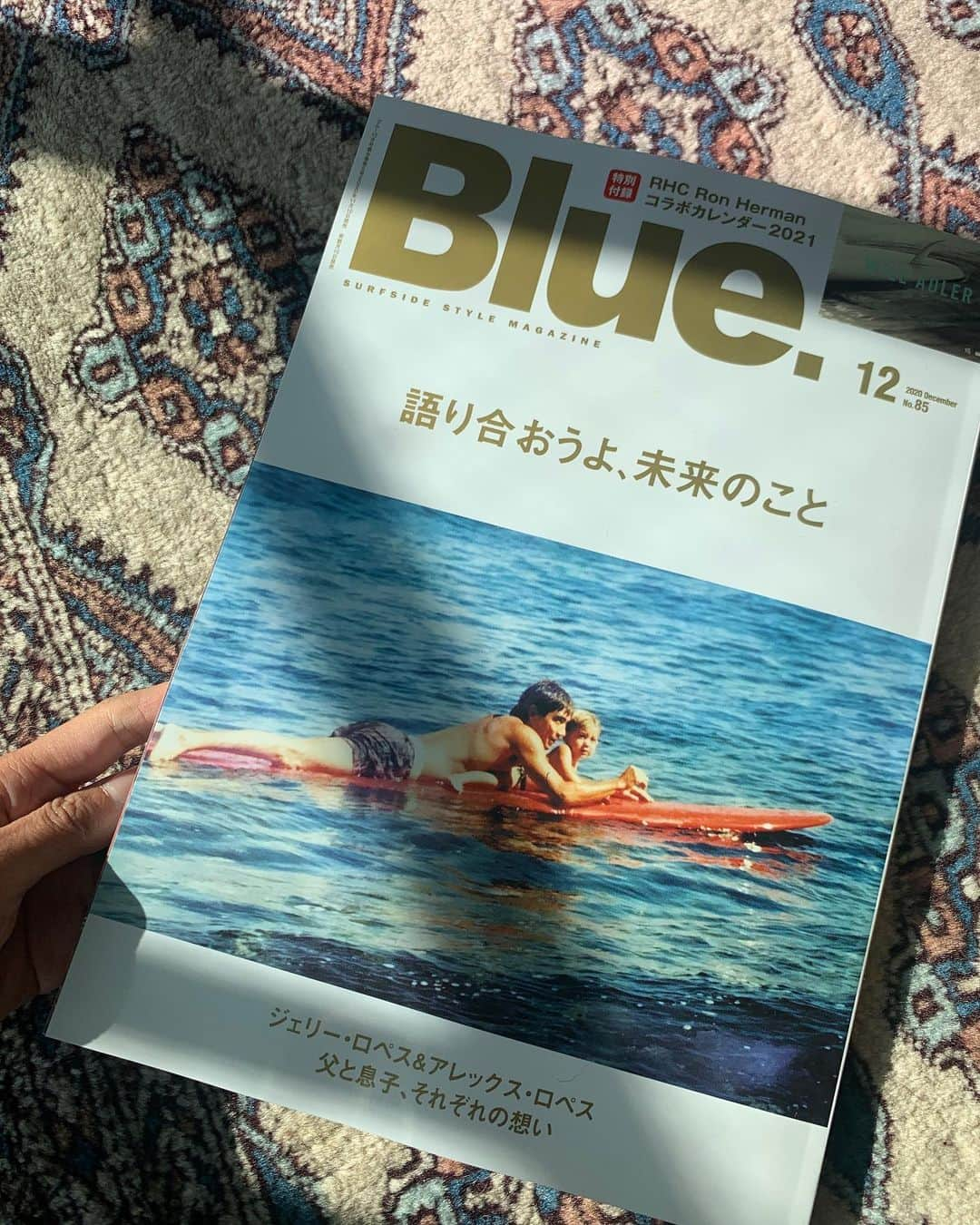 渋木さやかさんのインスタグラム写真 - (渋木さやかInstagram)「うちのパパがBlue. で取材していただいてます。 ( @blue.mag )  こーゆーものを恥ずかしがってどこにもUP出来ないところもかわいいなぁと思うんだけど、夫の両親にもお知らせしたいし、関わってくださったり、ご指名いただいた方に感謝の気持ちを込めてUPします。 ⠀ (私なんて承認欲求のカタマリだから、はいはーい！💁🏻‍♀️ってなっちゃうのに😇) (夫はあんまりギラついてないタイプのおじさん)  ⠀ とっても素敵な雑誌なので是非ご覧下さいませ♡わたしの愛する#目が湘南シラスの親子　親シラスの方も宜しくお願いします😍　@naokikamayachi ←見てもイイネすらしてこないタイプのシラス🐟 ⠀」11月13日 10時17分 - yoga_citta