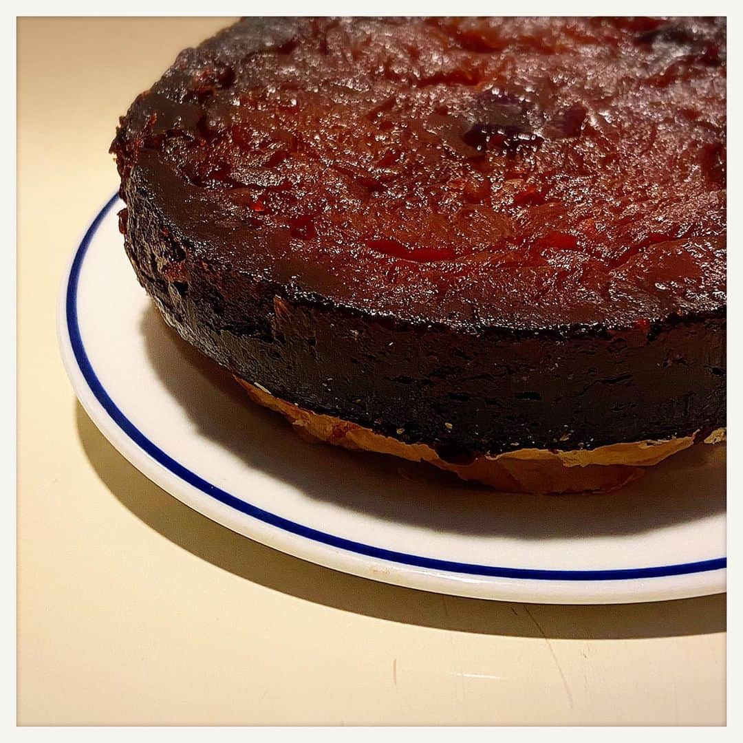 kumikoのインスタグラム：「タルトタタン3つ目。 見た目はイマイチだけど程よくネチっとビターな感じ。 （追記:今までで1番好みな感じかも！） 生地は今回も冷凍パイシート。 一日の終わりに作業始めるのでやはり生地まで作る余裕ないなぁ。。。  （自分の記録用記事となってますのでどうぞスルーしてください）  #タルトタタン  #タタンチャレンジ」