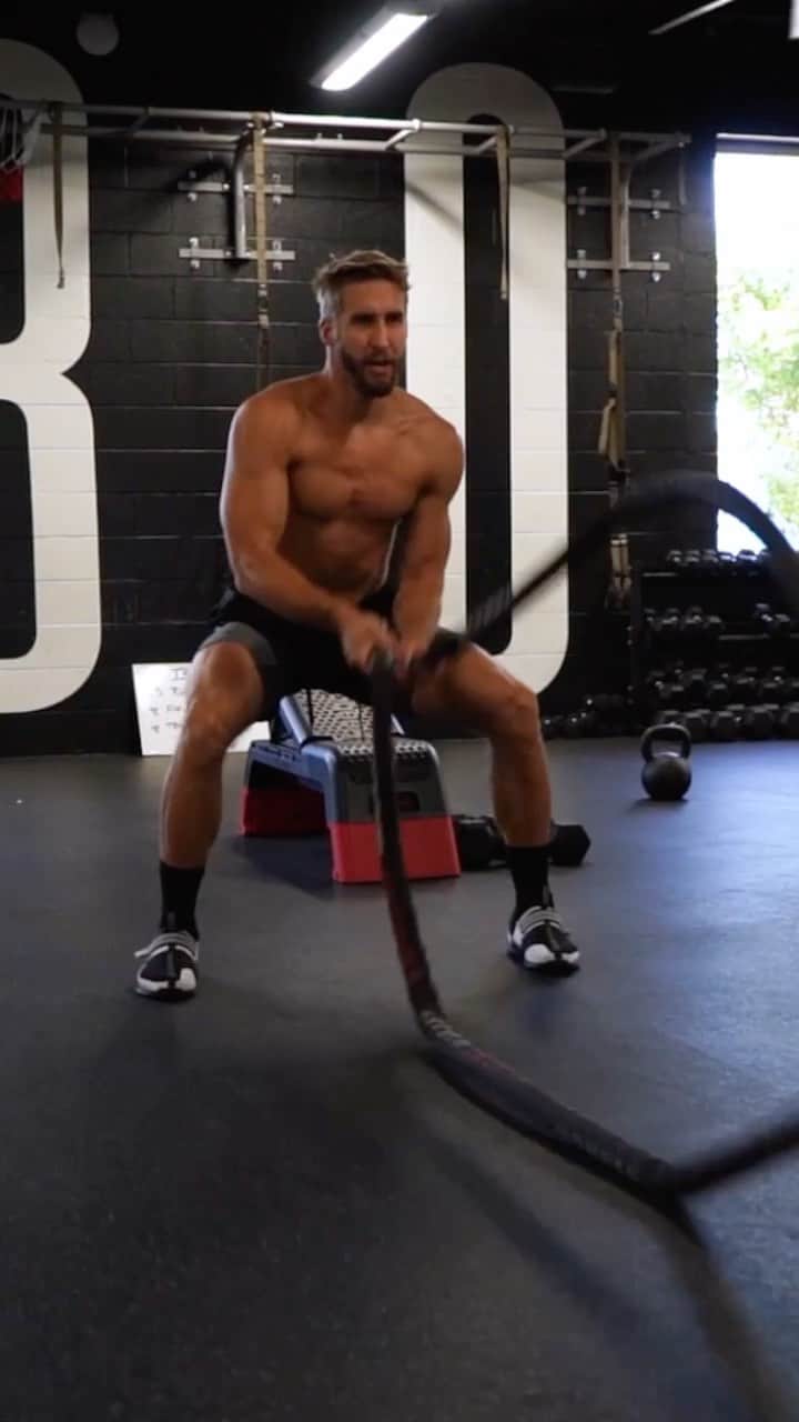 のインスタグラム：「Slowing it down 👌🏼 Need a playlist boost .. comment below with your favorite new workout jams 👊🏼 . @boothcampgym #BOOTHCAMPteam #groupworkout #nashville #personaltrainer #workout . 🎥: @nicklyon」