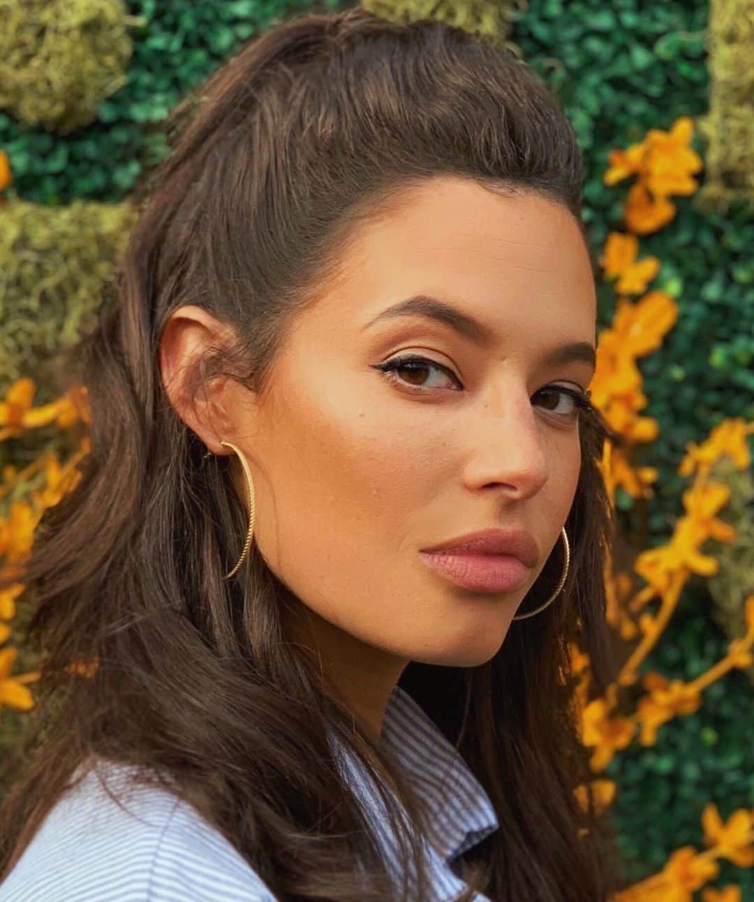 のインスタグラム：「Look I’m sorry if this photo of my face seems gratuitous but I guess in my defense.. swipe to see the kinda feedback I get on this app?」