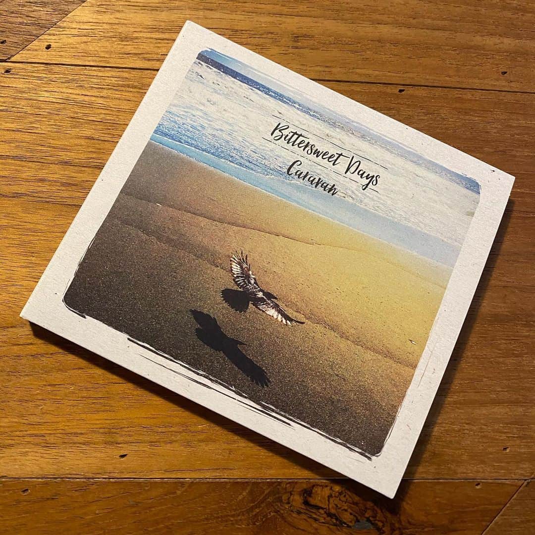 Caravanのインスタグラム：「Caravan NEW ALBUM  「Bittersweet Days」  2020.11.20. On Sale!!  1.Hometown 2.Magic Night 3.Drop Out Diaries 4.君はすごい 5.Today's the Day 6.Into The Silence 7.Standin' On The Road 8.How To Dream 9.Vagabond 10.Have a Nice Day 11.Stay Home  いつもと違う今年だからこそ生まれた  日記のような手紙のようなアルバム。  配信も同時にリリースです。  隅々までこだわって作った  ジャケやブックレット。  ぜひ歌詞カードを読みながら  聴いてもらえたら尚、嬉しいです。  CDはハーベストon line shopからどうぞ。  恒例の手書きのカードを添えて発送します。  再び会える日まで、どうか皆様  元気でいて下さい。  #Bittersweetdays #slowflowmusic #株式会社ハーベスト #studiobyrd」