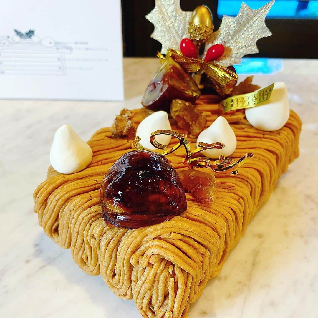 里井真由美さんのインスタグラム写真 - (里井真由美Instagram)「#christmascake #christmas 🌰🎄栗スマスケーキでございます〜  ルワンジュ東京さんの発表会にお招き頂きました♡ 会場には25種ほどのクリスマスケーキ❗️  新作や大きなヌヌース(クマちゃん🐻🧸)もいて、それはそれは華やか大人気！ドレスコードは白か赤での参加でした♡ @louange_tokyo   。。。  ワグリーナ的には やはり🌰❗️ 栗スマスモンブランです、「リュクスモンブラン」がご贔屓でございます〜♡  🔻 🇯🇵🇫🇷栗は2種！皇室献上の熊本県産 やまえ栗と、フランス産マロンが使われています。ほんのりラム酒も薫る オトナ味です♡  。。。  ルワンジュ東京さんらしいなぁと感じるイチ押しは  ⭕️2枚目)  コフレ カドゥ ドゥ ノエル チャリティー2020❗️  🔻 クリスマス限定ヌヌースちゃんがチーズケーキの宝石箱✨✨に入ってます ヒラヒラレース♡カットしたら あまおう苺のシャンパンコンフィチュールが溢れ出す〜❤️❤️サプライズもある進化系チーズケーキです🍓  会場には 藤田シェフ もいらして大盛況。1人参加の予定がお友達も大勢いらしていて 楽しいひととき♡  バチェロレッテジャパンご出演のエバンズ マラカイ氏とお席が偶然一緒になりお写真もご一緒させて頂きました〜✨ @bigmalachi   おいしいスイーツで素敵なクリスマス準備を🎄🎅🤶なさってね♡  ご予約などはこちらから〜🔻 https://patisserie-lt.co.jp/2020christmas/  #ルワンジュ東京#クリスマスケーキ#栗スマス #モンブランの世界#栗#和栗#栗スイーツ#モンブラン#里井真由美#里井ワグリーナ真由美#ワグリーナ#ワグリーナ真由美#japan#アフタヌーンティー#零食#さといいね#스위트#ありが糖運動#まゆログ#甜食#着物#フードジャーナリスト里井真由美#断面モンブラン#kimono#kimonostyle」11月13日 10時21分 - mayumi.satoi