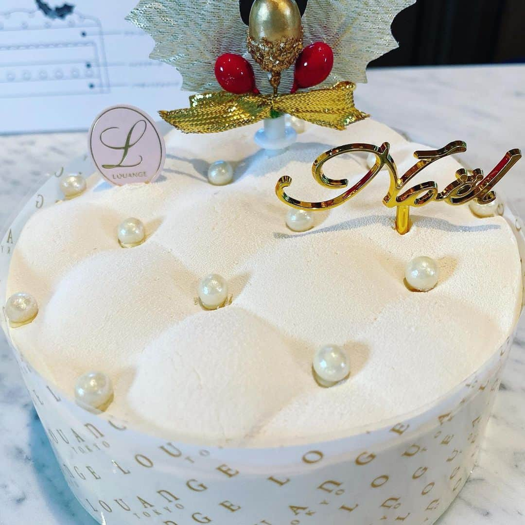 里井真由美さんのインスタグラム写真 - (里井真由美Instagram)「#christmascake #christmas 🌰🎄栗スマスケーキでございます〜  ルワンジュ東京さんの発表会にお招き頂きました♡ 会場には25種ほどのクリスマスケーキ❗️  新作や大きなヌヌース(クマちゃん🐻🧸)もいて、それはそれは華やか大人気！ドレスコードは白か赤での参加でした♡ @louange_tokyo   。。。  ワグリーナ的には やはり🌰❗️ 栗スマスモンブランです、「リュクスモンブラン」がご贔屓でございます〜♡  🔻 🇯🇵🇫🇷栗は2種！皇室献上の熊本県産 やまえ栗と、フランス産マロンが使われています。ほんのりラム酒も薫る オトナ味です♡  。。。  ルワンジュ東京さんらしいなぁと感じるイチ押しは  ⭕️2枚目)  コフレ カドゥ ドゥ ノエル チャリティー2020❗️  🔻 クリスマス限定ヌヌースちゃんがチーズケーキの宝石箱✨✨に入ってます ヒラヒラレース♡カットしたら あまおう苺のシャンパンコンフィチュールが溢れ出す〜❤️❤️サプライズもある進化系チーズケーキです🍓  会場には 藤田シェフ もいらして大盛況。1人参加の予定がお友達も大勢いらしていて 楽しいひととき♡  バチェロレッテジャパンご出演のエバンズ マラカイ氏とお席が偶然一緒になりお写真もご一緒させて頂きました〜✨ @bigmalachi   おいしいスイーツで素敵なクリスマス準備を🎄🎅🤶なさってね♡  ご予約などはこちらから〜🔻 https://patisserie-lt.co.jp/2020christmas/  #ルワンジュ東京#クリスマスケーキ#栗スマス #モンブランの世界#栗#和栗#栗スイーツ#モンブラン#里井真由美#里井ワグリーナ真由美#ワグリーナ#ワグリーナ真由美#japan#アフタヌーンティー#零食#さといいね#스위트#ありが糖運動#まゆログ#甜食#着物#フードジャーナリスト里井真由美#断面モンブラン#kimono#kimonostyle」11月13日 10時21分 - mayumi.satoi