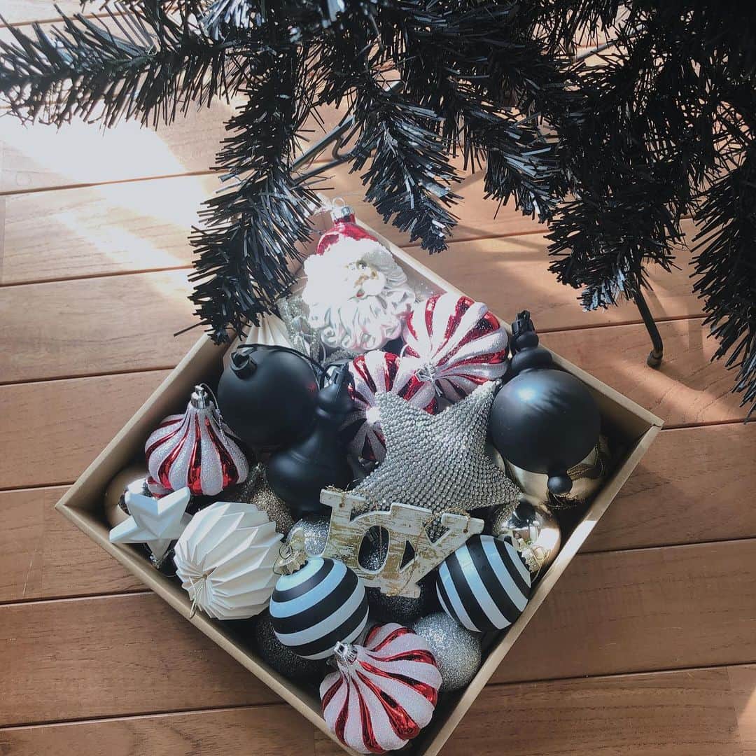 小畑由香里のインスタグラム：「✤  ハロウィンが終わったと共に クリスマスにバトンタッチ🎄  オーナメントの飾り付けが 苦手なもので… ツリーだけは 見て見ぬふりして。 やっと出してみた〜  さぁ、格闘します。  #クリスマスツリー#オーナメント#得意な人にお願いしたい#我が家のツリー#黒です」