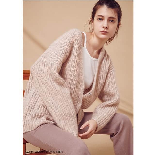 JILLSTUARTさんのインスタグラム写真 - (JILLSTUARTInstagram)「【sweet×JILLSTUART COZY HOME SERIES】 ニットセットアップ 0920272016 col.beige,pink ¥19,000+tax  SIHOUETTE こだわりの美脚シルエット  おうちで履くボトムは、素足で履くからこそ、絶対に美脚に見せたい！ そんな思いで、何度もサンプルを履き比べてシルエットにこだわりました。ヒップ～太ももまわりはほっそりと見えるように、そして裾部分にはサイドにスリットを入れることで脚長効果を狙いました。タイトすぎないので、誰が履いてもまっすぐキレイな脚に見えます◎。  #JILLSTUART #sweet #sweet12月号 #cozyhome #roomwear #onemilewear #relax #flower #setup」11月13日 10時24分 - jillstuart.jp