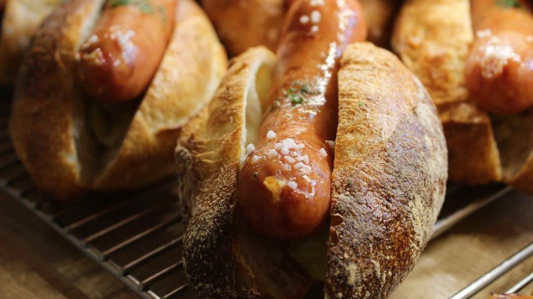笹塚駅のパン屋さん オパンさんのインスタグラム写真 - (笹塚駅のパン屋さん オパンInstagram)「🖋...﻿ [2020.11.13]﻿ ﻿ おはようございます、﻿ オパンです。﻿ ﻿ 朝8時から焼き立てパンをたくさんご用意しています。﻿ ﻿ オパンドッグ、フランス類(ミルクフランス、あんフランス、コーヒーフランス、ガーリックフランス、明太フランス)随時たくさん焼き上げていっております、よろしくお願いします。﻿ ﻿ その他にも、キャロットケーキやキッシュ、カヌレ、スコーン、ハート、各種クッキー、クッキーサンドなどご用意しております。﻿ ﻿ オパンドッグ、ミルクフランス類はご予約は出来ませんが、その他はご予約可能ですのでご利用ください。﻿ ﻿ 季節限定のフルーツデニッシュ「柿のデニッシュ」は12時前後のご用意となりますので、よろしくお願いします。﻿ ﻿ ﻿ 本日も、焼き上がりのパンの香ばしい香りと一緒に、お待ちしております。﻿ ﻿ ﻿ __________________________________________﻿ ﻿ 💬 オパンのシュトーレン通販・予約受付中﻿ ﻿ 2020年のシュトーレンの「通販受付」「店頭お渡し予約」をスタート。﻿ 詳細はサイトからご確認ください。﻿ ﻿ __________________________________________﻿ ﻿ 💬 オパンのクッキー予約受付中﻿ ﻿ オパンのお正月向けクッキー「店頭お渡し予約」をスタート。﻿ 12/26、27、31の店頭お渡しとなります。﻿ 詳細はサイトからご確認ください。﻿ ﻿ __________________________________________﻿ ﻿ 💬 パンリース「OPAN×addict flower」﻿ ﻿ クリスマスシーズンに向けて、addict flowerさんにオパンのパンを使用していただき素敵なパンリースに仕上げていただきました。﻿ とてもいい雰囲気のリースなので、ぜひお求めいただけたらと思います。﻿ ﻿ __________________________________________﻿ ﻿ 💬 コロナ対策のお知らせ﻿ ﻿ ・入店時はマスクの着用ご協力ください﻿ ・入店制限として「お客様2組迄」でお願いします﻿ ・外でお待ちの方にはお客様同士の間隔を開けてください﻿ ﻿ お客様にはご迷惑をおかけいたしますが、ご協力のほどよろしくお願いします。﻿ ﻿ __________________________________________﻿ ﻿ 🥖 季節限定﻿ ﻿ ・柿のデニッシュ﻿ ・鶏と長ネギ、柚子胡椒のフォカッチャ﻿ ﻿ __________________________________________﻿ ﻿ 💬 商品のご予約について﻿ ﻿ 以下の商品はご予約ができません。﻿ ・オパンドッグ﻿ ・ミルクフランス類(ミルクフランス、あんフランス、コーヒーフランス、ガーリックフランス、明太フランス)﻿ ﻿ その他のパンは問題なく、ご予約可能です。﻿ ﻿ ﻿ 💬 ご購入数の制限がある商品﻿ ・ミルクフランスお一人様2本まで﻿ ﻿ __________________________________________﻿ ﻿ 💬 お支払いにについて﻿ ﻿ 当店でのお支払いは、現金のみとなります。﻿ クレジットカード・電子マネーは、ご利用いただけません。﻿ ﻿ __________________________________________﻿ ﻿ 🖋...﻿ #笹塚 #オパン #ホットドッグ#渋谷 #東京 #京王線 #代々木上原 #sasazuka #shibuya #tokyo #bakery #boulangerie #boulanger #opan #opan_bakery #crust #tarte #pastry #instabread #pane #sourdough #naturalyeast #パン #パン屋 #パン屋さん #パン作り #🍞」11月13日 10時31分 - opan_bakery