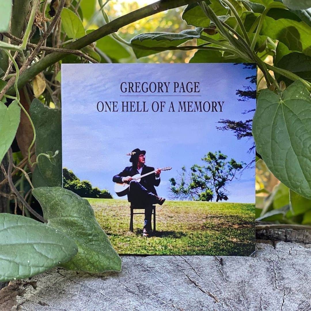 ジェイソン・ムラーズのインスタグラム：「The gorgeous new album from @gregorypagemusic is in! Order yours & one for a friend at InterrabangRecords.com. I am overjoyed to play a role on this album, behind the mic as well as behind the scenes. For more on this story, follow my new record label @interrabangrecords. We’re just getting started.」