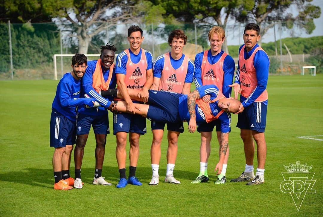 アレハンドロ・フェルナンデス・イグレシアスのインスタグラム：「Hay días que es mejor no levantarse de la cama...verdad Pombo? 😂 WHAT A DAY!!!!」
