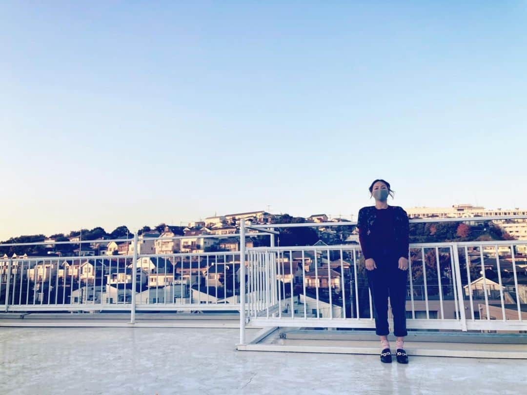 LINAさんのインスタグラム写真 - (LINAInstagram)「Today was a cloudless day and I felt good♡ #MAXLINA #rooftop #sky」11月13日 21時29分 - xxlina_now