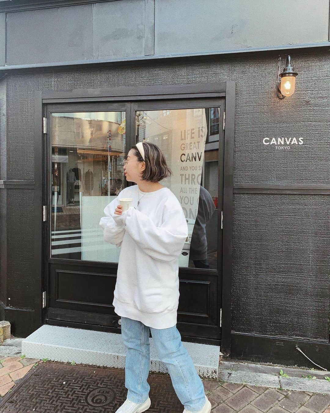 0703maiさんのインスタグラム写真 - (0703maiInstagram)「cafeはしご〜☕️ 2件目は📍 @canvas_tokyo . この日のコーデは上下古着。 championのswtは珍し過ぎる真っ白🤍 状態もカナリ良くて刺繍なの🥺 安定のゆるゆるズルズル🤍 お気に入りすぎるやつー！！！ . . #cafe #canvastokyo  #mamacode #mamafashion . . この日みのりにちょいちょい、いじられたんだけどさ、 何か嬉しいなって可愛い奴め。って兄貴気分になった。笑」11月13日 21時29分 - 0703mai