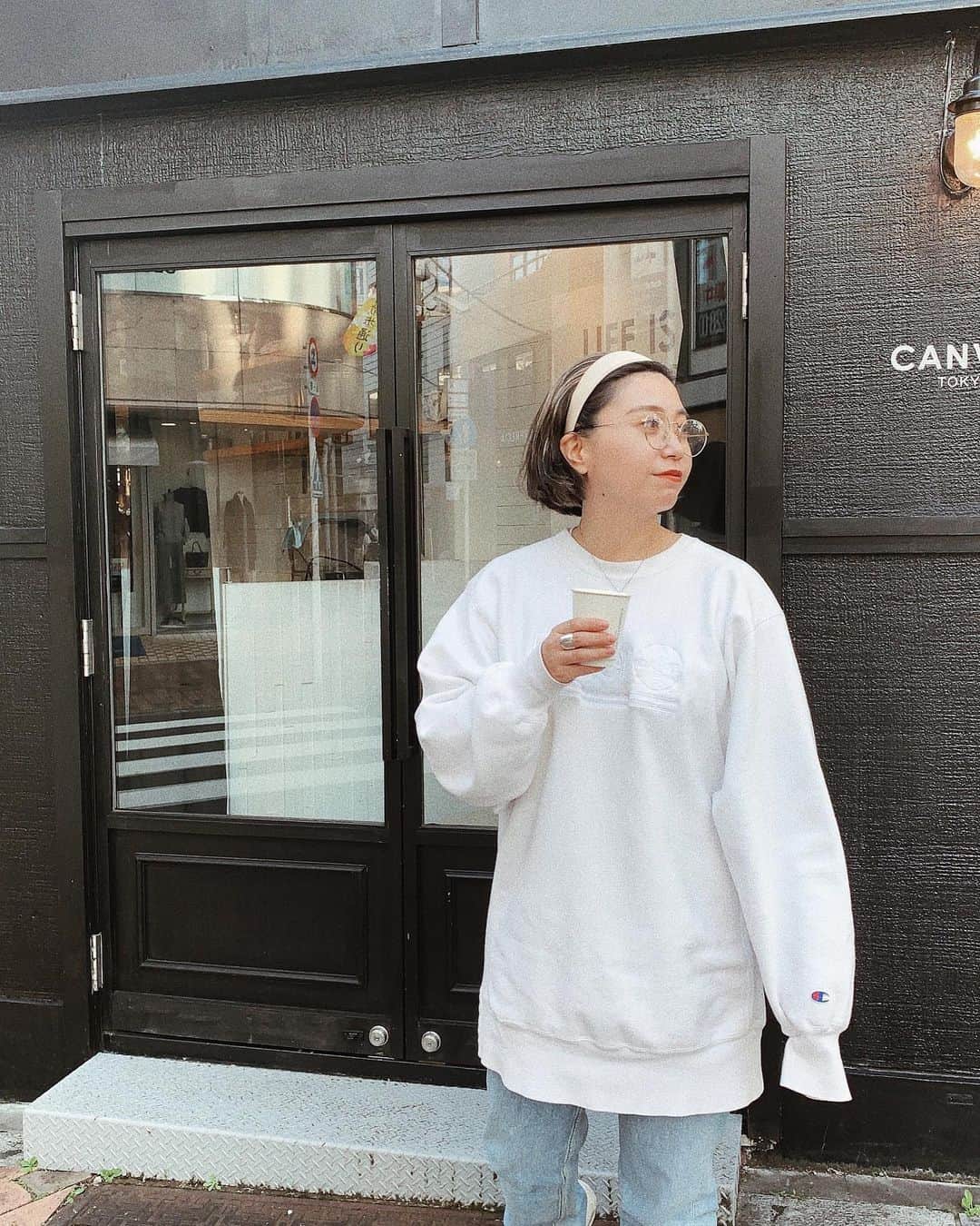 0703maiさんのインスタグラム写真 - (0703maiInstagram)「cafeはしご〜☕️ 2件目は📍 @canvas_tokyo . この日のコーデは上下古着。 championのswtは珍し過ぎる真っ白🤍 状態もカナリ良くて刺繍なの🥺 安定のゆるゆるズルズル🤍 お気に入りすぎるやつー！！！ . . #cafe #canvastokyo  #mamacode #mamafashion . . この日みのりにちょいちょい、いじられたんだけどさ、 何か嬉しいなって可愛い奴め。って兄貴気分になった。笑」11月13日 21時29分 - 0703mai
