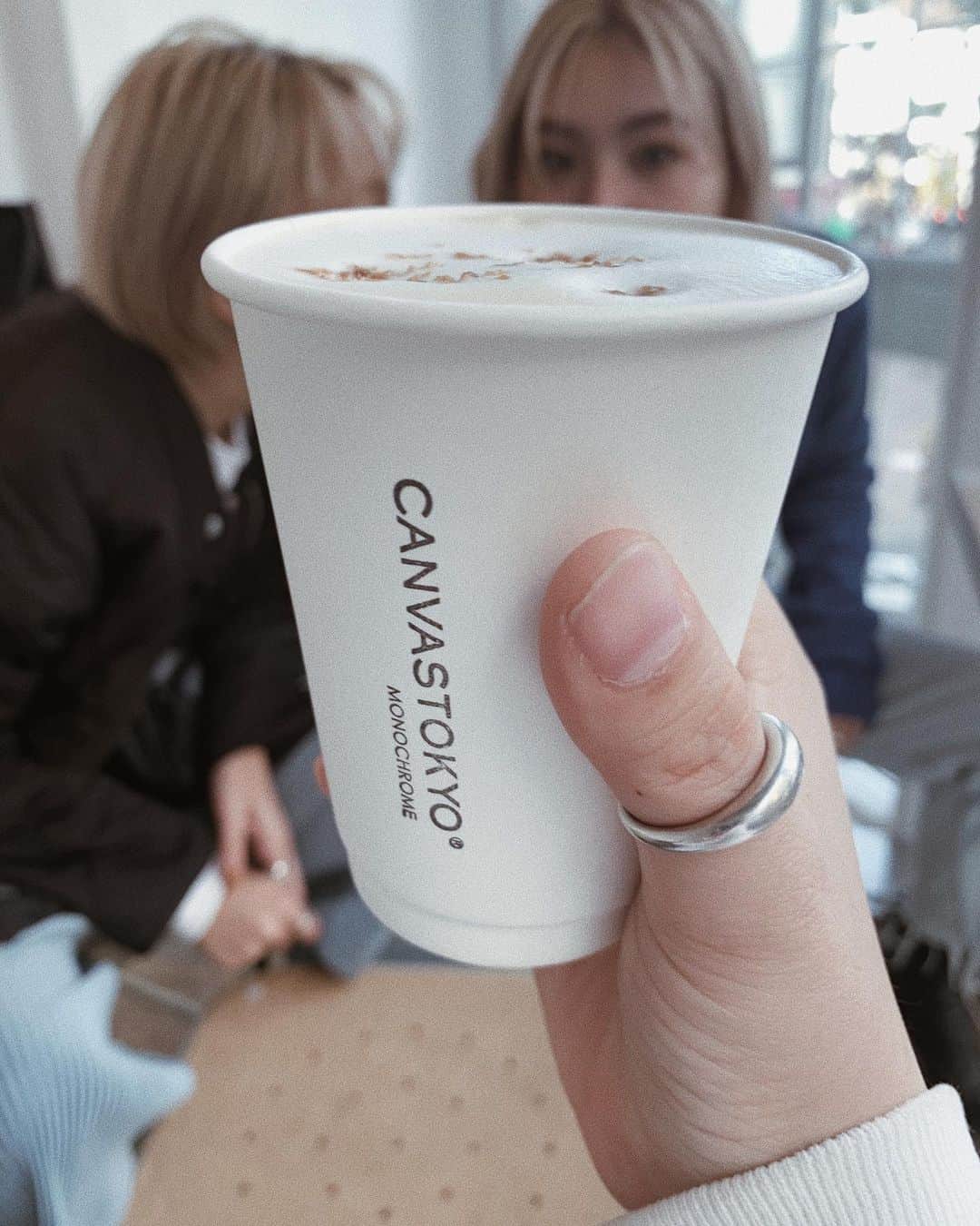 0703maiさんのインスタグラム写真 - (0703maiInstagram)「cafeはしご〜☕️ 2件目は📍 @canvas_tokyo . この日のコーデは上下古着。 championのswtは珍し過ぎる真っ白🤍 状態もカナリ良くて刺繍なの🥺 安定のゆるゆるズルズル🤍 お気に入りすぎるやつー！！！ . . #cafe #canvastokyo  #mamacode #mamafashion . . この日みのりにちょいちょい、いじられたんだけどさ、 何か嬉しいなって可愛い奴め。って兄貴気分になった。笑」11月13日 21時29分 - 0703mai
