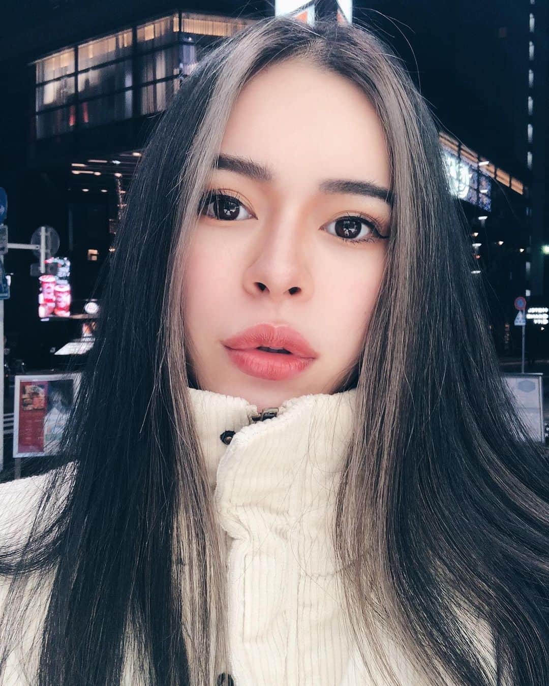 藤川ありすのインスタグラム：「__ マツエクすかすか過ぎてメイクが最近薄いの、毎日こんな感じ。キムカーダシアンじゃなくなってる最近やばい。笑 メイク濃いと老けるから最近ちょうどいいかも。笑  でも髪の毛は可愛く仕上げてもらって新鮮感。 初めての #シャーシャーハイライト 🐥 担当は @maria_bigami  お店は @allyshairaoyama  ブルーブラックベースに、白っぽいハイライトをガンガン入れて、前髪のブリーチは残したままにしといた。 きれーなブルーブラックだよー やはりハイライト入れても黒髪はやめられない。 私のフォロワーさんで黒髪ロングの人何人いるー？手あげて🙋🏻‍♀️笑」