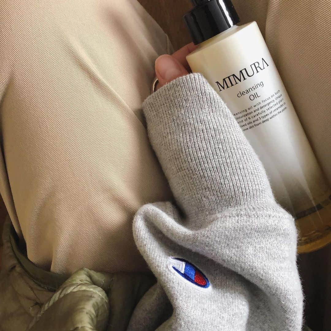 ak_m1120さんのインスタグラム写真 - (ak_m1120Instagram)「@mimuraofficial  W洗顔不要 マツエクOK お風呂で使えるクレンジングオイル☺︎ . . . さらっとしたテクスチャーで伸びが良くするするメイクと馴染みました。 . . . 洗い上がりはベタつかず、もっちりツルツル♡ . . . ハーブの香りにも癒されます🌿♡ . . . . #mimura #cleansingoil #skincare #ママ美容 #スキンケア #クレンジング #クレンジングオイル #メイク落とし #pr」11月13日 21時22分 - ak_m1120