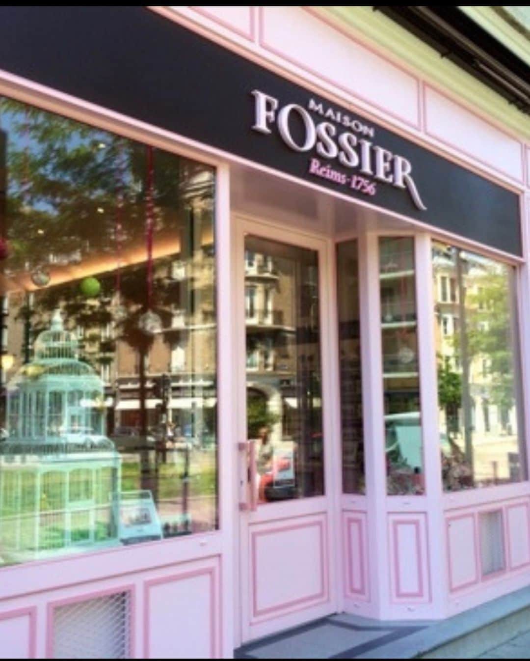 牛窪万里子さんのインスタグラム写真 - (牛窪万里子Instagram)「フランス、ランスに本店を構える「FOSSIER」のピンク色で可愛らしいビスケット。サクサクしていてサンドされたチョコが濃厚で止まらない美味しさ。成城石井で買えました。  ランスには以前訪問し、FOSSIERの本店にも立ち寄りました。  また訪問できる日を楽しみに待ちたい。  #フランス #ランス #ビスケット #スイーツ  #スイーツ好きな人と繋がりたい  #fossier  #fossierbiscuits  #france  #成城石井 #成城石井で購入  #ライフスタイル #美 #食 #日々の活動 #コミュニケーション #講演 #研修 #講師 #会社経営 #女性経営者 #女性活躍推進」11月13日 21時22分 - mariko_ushikubo