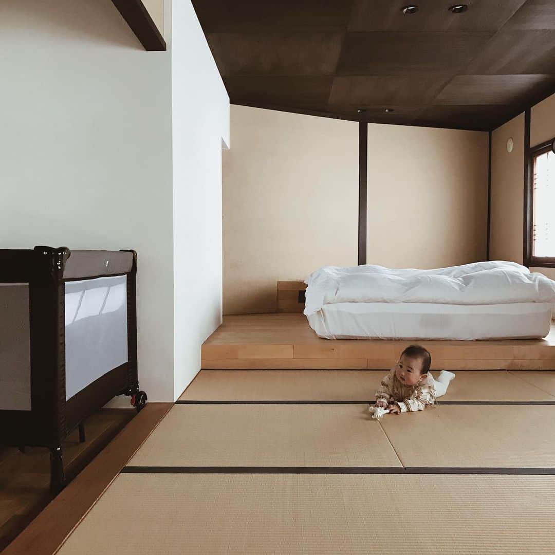 yuiのインスタグラム：「Family trip to Kyoto.  先日 @Airbnb のGo Toトラベルキャンペーンを利用して、家族みんなで京都へ小旅行🚗 エアビーは海外旅行の時によく利用していましたが、国内でも素敵なお宿がたくさんあるし、使い勝手の良さを改めて感じました😌 今回ステイしたのは一棟貸しの京町屋。 元お茶屋さんをリノベーションして、京都らしいトラディショナルな感じも残しながらモダンでおしゃれなお宿でした◎ お部屋からは中庭が臨め、私たちが訪れたときはまだ青葉だったのが少し残念だったけど、もうすぐ紅葉も見頃を迎えそう🍁 中庭の奥にはなんと露天風呂もあります😍  二階建てで、大きな寝室２つとリビングもあり、大人6人子供３人の３世帯で泊まっても充分な広さ◎ シャワーとお風呂、トイレも複数あるので、大人数でもかち合うことなくスムーズ◎(こういうとこ地味に重要👌🏻) こちらのお宿は子連れにも優しく、ホストの方も迅速な対応で、とっても快適な滞在となりました☺️  @Airbnb でもGo Toトラベルキャンペーンを利用でき、今ならお得に楽しめます👌🏻 さらに12月20日までに予約、及びチェックアウトを完了すると、Tポイントが最大5倍付与👏🏻 あなたに合ったおすすめの宿泊先を探せる旅診断もできるので、ぜひ気軽に楽しんでみてください◎(ストーリーから飛べます✈︎)  ホテルステイともちょっと違う、ユニークな旅をしたい方におすすめです✨  #エアビーでGoTo#エアビー#Airbnb#PR#travel#trip」