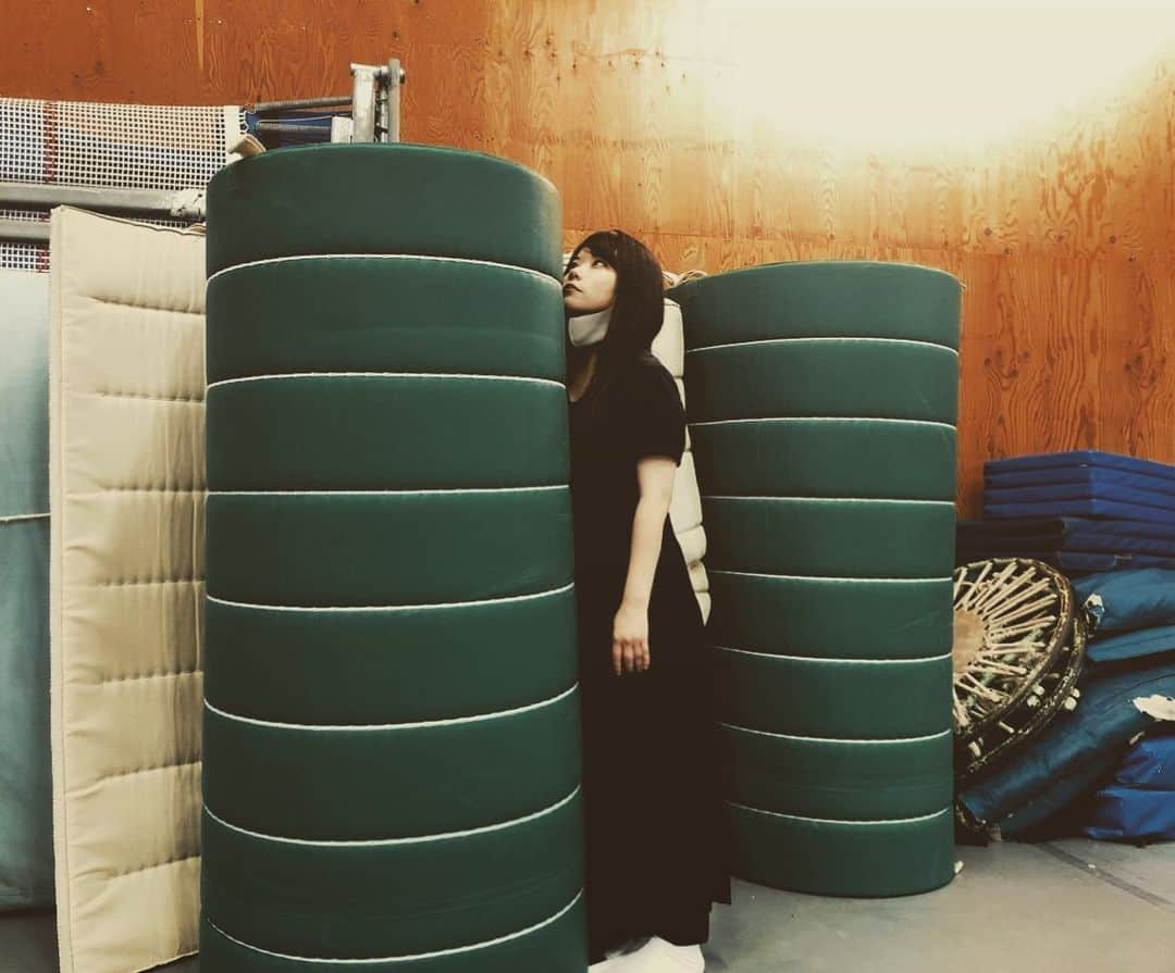 兼田玲菜さんのインスタグラム写真 - (兼田玲菜Instagram)「身長負けた。。  I lost my height.  To the mat here.  I'm looking up....  #殺陣 #殺陣教室 #アクション #action #lesson #stage #performance #samurai #japan #photo #fight #height #殺陣師 #兼田玲菜」11月13日 21時24分 - renakaneta4_samurai