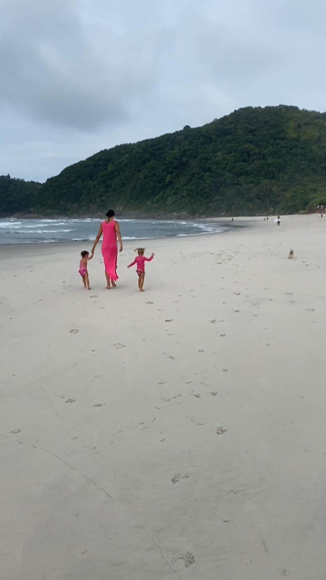 シェイラ・カストロのインスタグラム：「Bom dia com muita alegria!!! Começar o dia assim é um presente de Deus!!! É hoje as 7:20 estávamos correndo na praia! Rs #familia #albumdalizeninna #maternidade」